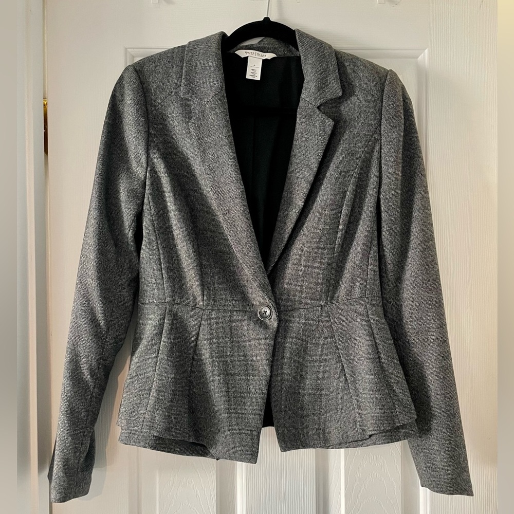 White House Black Market Women’s blazer. One button, no pockets.